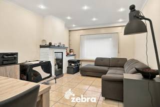 In Assebroek vindt u deze instapklare bel-etagewoning met twee ruime slaapkamers, een ruime garage en 10 zonnepanelen. Dankzij de vlot bereikbare ligging, nabij tal van winkels, scholen en andere voorzieningen, geniet u hier van een praktische woonomgeving. Bovendien bereikt u het centrum van Brugge in geen tijd.<br /><br />Via de trap betreedt u de eerste verdieping, waar de lichtrijke leefruimte naadloos aansluit op de open keuken. Deze is uitgerust met een dubbele spoelbak, elektrische kookplaat, dampkap, koelkast en diepvries. Aansluitend bevindt zich de praktische badkamer, voorzien van een lavabo, ligbad, douchecabine en een apart toilet. Via het zonnige terras geniet u van een aangenaam zicht op de tuin.<br /><br />De nachthal op de tweede verdieping geeft toegang tot twee bijzonder ruime slaapkamers, beide uitgerust met rolluiken.<br /><br />Op het gelijkvloers vindt u een ruime en praktische bergruimte met rechtstreekse toegang tot de volledig omheinde tuin. Daarnaast beschikt de woning over een ruime garage met elektrische sectionaalpoort.<br /><br />Ook op energetisch vlak heeft deze woning heel wat troeven. In 2019 werden het dak en de zijgevel geïsoleerd en werd een nieuwe condensatieketel op gas geplaatst. Samen met de 10 zonnepanelen resulteert dit in een gunstig EPC-label B.<br /><br />Een ideale woning voor wie op zoek is naar comfort, ruimte en energiezuinig wonen op een vlot bereikbare locatie in Assebroek.<br /><br />Maatregelenregister is in aanvraag. <br /><br /><strong>Ook wild geworden van deze thuis?<br />Twijfel niet langer en leg vandaag nog uw bezoek vast!</strong>