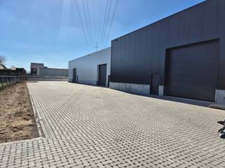 Op het Industrieterrein Jagersborg starten binnenkort de bouwwerken van dit representatieve KMO-project. Er zijn 9 KMO-units voorzien waarvan er 2 over een grote kantoorruimte beschikken. De afmetingen variëren van 204m² tot 1080m². Samenvoegen van units is mogelijk. De units worden casco opgeleverd waarbij de branddetectie reeds voorzien is.<br /><br />Zowel de N73 als de N78 zijn goed bereikbaar en de A2 autosnelweg bevindt zich op 9 km.<br /><br />KENMERKEN UNIT 3<br />- oppervlakte: 550m²<br />- minimale vrije hoogte: 6.10m<br />- 1 sectionaalpoort (4.00m breed x 4.20m hoog)<br />- lichtstraat met RWA<br />- basis branddetectie voorzien<br />- 3 privatieve parkeerplaatsen<br /><br />Vg - Igb - Gmo - Gvkr - Gvv<br /><br />Voor meer info: 011/39.90.50 of info@jansenrealestate.be