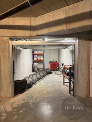 Goed gelegen garagebox in Residentie Waterkant - voorzien van elektriciteit - stopcontact en verlichting <br />Met jaarlijkse afrekening van stroom. <br />Kan voor wagen of stockage. 