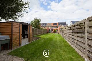 <p>Instapklare woning met aangename tuin in Kruisem.</p><p>U wordt verwelkomd in de gezellige leefruimte met aansluitend de open keuken, die in 2011 werd geplaatst. Op het gelijkvloers bevindt zich eveneens een praktische bergplaat en de badkamer met ligbad.</p><p>Op de eerste verdieping beschikt de woning over twee slaapkamers. Eén van deze kamers werd opgesplitst in twee afzonderlijke ruimtes, waardoor u hier naar eigen behoefte een dressing, bureau of zelfs een extra slaapkamer kunt creëren.</p><p>Daarnaast beschikt de woning over een zolder en kelder, ideaal als bijkomende opslagruimtes.</p><p>Ook buiten is het aangenaam vertoeven. Via het handige toegangspoortje naast de woning bereikt u rechtstreeks de tuin. Buitenshuis kan u genieten van het aangelegd terras en de verzorgde tuin.</p><p>Extra troef: De woning is uitgerust met zonnepanelen.</p><p>Bent u opzoek naar een instapklare woning met een aangename tuin in een rustige omgeving in Kruisem? Dan is dit pand helemaal wat u hoopt te vinden.<br />Aarzel niet en contacteer ons voor meer informatie en het inplannen van een bezoek. Tot snel!</p>