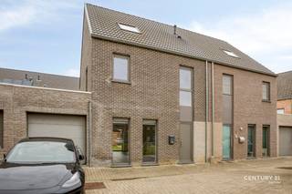 Op zoek naar een moderne, energiezuinige woning waar je zonder zorgen meteen kan intrekken? Dan is deze perfect onderhouden woning uit 2016, rustig gelegen op een boogscheut van het centrum van Aarschot, absoluut een bezoek waard!<br /><br />De woning combineert hedendaags wooncomfort met een praktische indeling en een uitstekende ligging. Dankzij de 4 volwaardige slaapkamers en de badkamer biedt deze eigendom alle ruimte voor een gezin of voor wie graag een extra bureau of hobbykamer voorziet.<br /><br />Buiten geniet je van een aangenaam terras met aansluitend een onderhoudsvriendelijk tuintje, ideaal om in alle rust te ontspannen. Een bijkomende troef is de carport met rechtstreekse achtertoegang tot het perceel, wat zorgt voor extra comfort en gebruiksgemak.<br /><br />Ook op energetisch vlak scoort deze woning uitstekend. Met een EPC-label A ben je verzekerd van een bijzonder energiezuinige thuis, helemaal klaar voor de toekomst.<br /><br />Dankzij de rustige ligging vlak bij het bruisende centrum van Aarschot geniet je bovendien van een ideale combinatie van rust en bereikbaarheid, met winkels, scholen en andere voorzieningen binnen handbereik.<br /><br />Kortom: een comfortabele, energiezuinige gezinswoning op een gegeerde locatie!