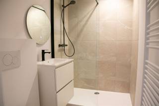 <p>On the third floor you can find this fully renovated apartment.<br />Located 100 meters from the lowered Leieboordeen and 500 meters from the Grand Place, you have everything at hand.<br />Income with bright living room and beautiful glass windows, fitted kitchen with appliances, bathroom with step-in shower and a spacious bedroom.</p>