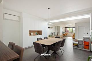 Bent u op zoek naar een moderne, volledig instapklare woning in een aangename en goed bereikbare omgeving? <br />Dan is deze prachtige woning zeker een bezoek waard!<br /><br />De woning bevindt zich in een rustige, kindvriendelijke buurt met een vlotte verbinding naar omliggende gemeenten en steden. <br />Winkels, scholen en openbaar vervoer bevinden zich op korte afstand, terwijl u tegelijk geniet van een groene en aangename woonomgeving. <br />Ideaal voor wie comfortabel wil wonen met alle voorzieningen binnen handbereik.<br /><br />Deze energiezuinige woning is uitgerust met zonnepanelen, airconditioning en een zonneboiler, wat resulteert in een bijzonder gunstig EPC-label A. <br />U geniet hier dus niet alleen van hedendaags wooncomfort, maar ook van lage energiekosten.<br /><br />Binnenin straalt de woning moderniteit en functionaliteit uit. Dankzij de grote raampartijen en koepels baadt elke ruimte in natuurlijk licht. <br />De woning is bovendien afgewerkt met tal van ingebouwde kasten en een bureau, wat zorgt voor een strakke en praktische inrichting.<br />Extra troeven zijn de voorziene vliegenramen en een fietsenberging aan de voordeur.<br /><br />Indeling van de woning:<br />Gelijkvloers: Inkomhal, zeer ruime en lichtrijke leefruimte met open keuken voorzien van alle comfort. <br />Aansluitend vindt u een gezellige zithoek en een bureau met ingebouwde kasten. Verder is er een praktische wasplaats/berging met toilet en directe toegang tot de tuin.<br /><br />Eerste verdieping: Nachthal, ruime slaapkamer met geïntegreerde bureau/dressing en een volledig uitgeruste badkamer met douche, bad, lavabomeubel en toilet.<br /><br />Tweede verdieping: Twee volwaardige slaapkamers, ideaal als kinderkamers, hobbyruimte of extra bureauruimte.<br /><br />Tuin: Zuid-oost georiënteerde tuin met terras en tuinhuis, perfect om te genieten van de zon en het groene uitzicht.<br />Vanuit de tuin heeft u een mooi zicht op het groen en beschikt u over een handige achteruitgang, ideaal voor fietsen.<br /><br />Kortom, deze woning combineert ruimte, comfort, energiezuinigheid en een uitstekende ligging. <br />Een unieke kans voor wie zorgeloos wil verhuizen naar een hedendaagse en warme thuis.<br /><br />Contacteer ons vandaag nog voor een bezoek!