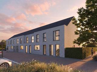 Een moderne halfopen nieuwbouwwoning met op het gelijkvloers een inkom, een ruime living en open keuken, een berging en een gastentoilet. Op de verdieping zijn er 3 slaapkamers, een badkamer met bad en inloopdouche en een wasplaats. De zolder is toegankelijk via een vaste trap en kan gerust ingericht worden als vierde slaapkamer, bureau, hobbyruimte,… . Afwerking naar eigen smaak binnen de vooropgestelde afwerkingsbudgetten. In de prijs zit eveneens een tuinberging en carport inbegrepen. Meer info? Contacteer Ewout op 0497 588 888 of via contact@huysmanbouw.be