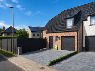 <h3><span>Moderne en instapklare woning met 3 slaapkamers in Vichte</span></h3><p><span>Op zoek naar een recente, comfortabele woning met voldoende ruimte en een onderhoudsvriendelijke buitenomgeving? Deze verzorgde woning in </span><span>Vichte</span><span> combineert modern wooncomfort met een praktische indeling en gezellige leefruimtes.</span></p><p><span>Bij het binnenkomen valt meteen de aangename en ruime woonkamer op. Deze staat rechtstreeks in verbinding met de </span><span>volledig ingebouwde keuken</span><span>, waardoor koken en gezellig samenzijn mooi samenkomen. De leefruimte werd bovendien uitgebreid met een </span><span>ruime en gezellige veranda</span><span>, een heerlijke plek om het hele jaar door van het zicht op de tuin en de extra leefruimte te genieten.</span></p><p><span>Op de verdieping bevinden zich </span><span>drie volwaardige slaapkamers</span><span> en een </span><span>ruime badkamer</span><span>, uitgerust met zowel een comfortabel ligbad als een praktische inloopdouche.</span></p><p><span>Ook op het vlak van bergruimte en parkeergelegenheid heeft deze woning heel wat te bieden. Zo beschikt de woning over een </span><span>inpandige garage</span><span>, terwijl de </span><span>ruime oprit voor de woning</span><span> extra parkeermogelijkheden biedt.</span></p><p><span>Buiten geniet je van een </span><span>onderhoudsvriendelijke tuin</span><span> met terras en kunstgras. Daarnaast is er nog een handige </span><span>tuinberging</span><span>, ideaal voor fietsen, tuinmateriaal en andere spullen.</span></p><p><span>Deze recente woning is dan ook een uitstekende keuze voor wie op zoek is naar een </span><span>comfortabele en praktische gezinswoning in een aangename omgeving in Vichte</span><span>, met alle nodige voorzieningen voor hedendaags wooncomfort.</span></p>
