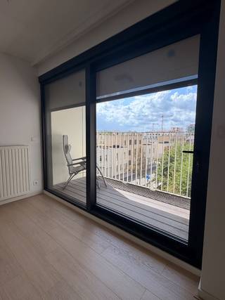 Instapklaar appartement met terras in Regattawijk
Modern, lichtrijk en energiezuinig appartement op de derde en hoogste verdieping, gelegen in de populaire Regattawijk op Linkeroever. De ruime leefruimte met grote raampartij geeft veel natuurlijk licht. Vanop het westelijk georiënteerde terras kan je heerlijk genieten van de namiddag- en avondzon met een prachtig uitzicht over het aanpalende natuurgebied Middenvijver en de Regattawijk zelf. Het appartement omvat: -Lichtrijke leefruimte met terras. -Moderne keuken met oven, dampkap en vaatwasmachine. -Ruime slaapkamer. -Badkamer met douche, wastafel en toilet. -Berging met aansluitingen voor wasmachine en droogkast. -Nieuwe, ongebruikte laminaatvloer in woon- en slaapkamer. PVC-vloer in de badkamer. -Ondergrondse staanplaats in het gebouw,bereikbaar via lift. Afzonderlijk aan te kopen voor €30.000. De ligging combineert rust, groen en een uitstekende bereikbaarheid. Het appartement bevindt zich vlak bij het mooie Galgenweel en de Middenvijver, terwijl het stadscentrum van Antwerpen vlot bereikbaar is. Ook winkels, openbaar vervoer en andere dagelijkse voorzieningen bevinden zich in de nabije omgeving. Een ideale woning voor starters, investeerders of iedereen die op zoek is naar een modern en comfortabel appartement met terras, veel licht en een groene rustige omgeving. G score: B P score: B
