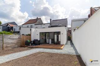 Gerenoveerde woning (130 m²) met 3 slaapkamers en oost-georiënteerde tuin (80 m²) in Kapellen. Vlakbij het station en op wandel- en fietsafstand van...