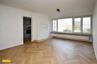 <p><span>Welkom in dit moderne appartement gelegen in Borgerhout, een wijk met veel karakter en levendige activiteiten. Dit fraai ingerichte 2-slaapkamer appartement biedt een ideale combinatie van comfort en stijl, perfect voor starters of kleine gezinnen.</span></p><p><span> </span></p><p><span>Met een totale bewoonbare oppervlakte van 82 vierkante meter is dit pand doordacht ingedeeld om maximaal gebruik van ruimte te bieden. Het appartement beschikt over twee ruime slaapkamers, waarvan één voorzien van een groot raam dat volop natuurlicht binnenlaat en uitkijk geeft op de groene omgeving van de buurt. De slaapkamers zijn beide voorzien van praktische opbergoplossingen in de vorm van ingebouwde kasten.</span></p><p><span> </span></p><p><span>Het hart van het appartement is de moderne open woonkamer met aangrenzende keuken. Deze ruimte kenmerkt zich door grote ramen die veel natuurlicht toelaten en een aangenaam uitzicht op het groene oase bieden. De woonkamer beschikt over vernieuwde vloer die warmte en elegantie uitstralen. De hedendaagse keuken is compact maar volledig functioneel, uitgerust met moderne apparatuur en voldoende werkblad.</span></p><p><span> </span></p><p><span>De badkamer is recent gerenoveerd met grijze tegels en voorzien van een moderne douche met glazen wand, een stijlvol wastafelmeubel met gouden details en alle nodige sanitair. Deze badkamer ademt luxe en praktische comfort.</span></p><p><span> </span></p><p><span>Het appartement ligt in een rustige en goed bereikbare locatie in Borgerhout. De ligging biedt uitstekende verbindingen naar het centrum en andere wijken. De omgeving beschikt over volop winkels, restaurants en recreatieve mogelijkheden.</span></p><p><span> </span></p><p><span>Dit is een unieke kans om een modern en goed onderhouden appartement in het hart van Borgerhout te bezitten. De combinatie van moderne faciliteiten, praktische indeling en aantrekkelijke ligging maakt dit pand een excellente keuze voor wie op zoek is naar kwaliteit en leefgenot.</span></p>