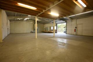 Opslagplaats/loods met een bruikbare oppervlakte van 219m² gemakkelijk bereikbaar aan de rand van het industriegebied/bedrijvenpark van...