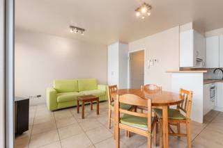 Studio meublé, orienté vers le soleil, avec coin nuit séparé, situé au 5ème étage d'un immeuble récent sur la place de la gare de Blankenberge...