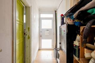*Instelprijs: € 250.000 - bieden vanaf
Locatie
De woning geniet van een centrale ligging in Deurne, met tal van voorzieningen in de nabije omgeving. Op slechts enkele minuten fietsen bevindt zich het Rivierenhof, een van de grootste en mooiste parken van Antwerpen, ideaal voor ontspanning en recreatie. Ook het Wijnegem Shopping Center ligt op korte afstand, ongeveer 10 minuten met de wagen. Hierdoor heb je gemakkelijk toegang tot een uitgebreid aanbod aan winkels en horeca. Daarnaast is de woning uitstekend bereikbaar met het openbaar vervoer (tram- en bushaltes in de buurt), wat zorgt voor een vlotte verbinding naar het centrum van Antwerpen. Ook belangrijke invalswegen zijn makkelijk bereikbaar.
Indeling
Bij het betreden van de woning kom je in de inkomhal, waar zich aan de rechterzijde de wasruimte bevindt. Verder door de hal bereik je de ruime leefruimte met aansluitend de ingerichte keuken. Achteraan de woning bevindt zich een apart toilet en de toegang tot de tuin (zuid-oost), waar je kan genieten van de buitenruimte.
Op de eerste verdieping zijn er twee zeer ruime slaapkamers. Via één van de slaapkamers krijg je toegang tot de badkamer, die voorzien is van een bad met douchefunctie, dubbel wastafelmeubel en toilet.
Op de tweede verdieping zijn er nog twee volwaardige slaapkamers aanwezig, ideaal als extra slaap-, werk- of hobbyruimte.
Troeven
• Veel potentieel
• 4 ruime slaapkamers
• Tuin (zuid-oost gericht)
• Centrale ligging nabij park en winkels
• Vlotte verbinding met openbaar vervoer