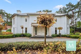 <p><span>Stijlvolle villa met prachtige tuin, gelegen in het groen</span></p><p><span>Op zoek naar een mooie woning met een zeer stijlvolle inrichting? Dan is deze parel zeker wat u zoekt!</span></p><p><span>U komt binnen in de riante inkomhal met apart gastentoilet die door de vide zeer veel lichtinval geniet. Van hieruit komt u in de woonkamer waar u beschikt over een grote eetkamer en een prachtige zithoek met open haard. Vanuit alle ramen heeft u een prachtig uitzicht op de tuin.</span></p><p><span>Vanuit de eetkamer bereikt u de keuken, waar u beschikt over alle comfort om een lekkere maaltijd te bereiden. Naast de keuken beschikt u over een zeer gezellige ontbijtruimte, waar u weer kan genieten van de mooie tuin.</span></p><p><span>Aansluitend aan de keuken beschikt u over een handige (was)berging die uitgeeft op de garage. Op de gelijkvloerse verdieping beschikt u over een bureau met ingemaakte kasten.</span></p><p><span>Via de prachtige trap bereikt u de 3 slaapkamers. De suitekamer beschikt over een eigen badkamer (jacuzzibad, douche, lavabomeubel), een open haard, een eigen dressing en een apart toilet. De andere kamers beschikken elk over een eigen badkamer.</span></p><p><span>Deze woning beschikt over een prachtige, volledig omheinde tuin, waardoor u zonder inkijk kan genieten van de rust na een lange (werk)dag.</span></p><p><span>Heeft u interesse in deze prachtige villa? Contacteer ons snel voor een bezoek. (info@demakelaardij.be of 015/20.20.82)</span></p>