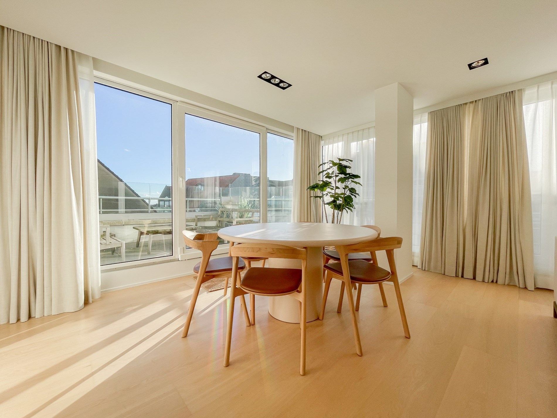 Appartement met zijdelings zeezicht en een ruim zuidwest gericht terras. - foto 2