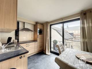 PLUSPUNTEN:+ oppervlakte perceel 75 m²+ totale oppervlakte ca. 251 m²+ ruime handelsruimte+ duplex appartement+ 2 slaapkamers+ lichtrijk gebouw+...