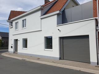 Dit gelijkvloers appartement geeft het gevoel van een woning : aparte voordeur, eigen garage, inkom, grote werkplaats, tuin,....  De woning...