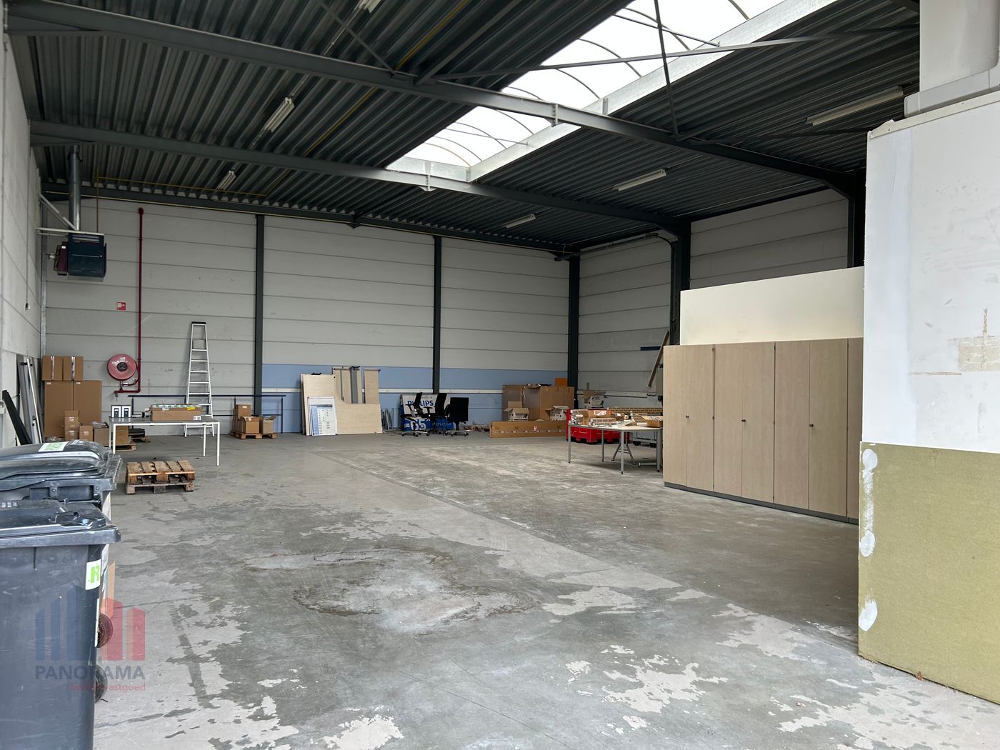 FUNCTIONEEL MAGAZIJN MET KANTOOR TE HUUR – 255 m² MAGAZIJNRUIMTE + 70 m² KANTOORRUIMTE - foto 2