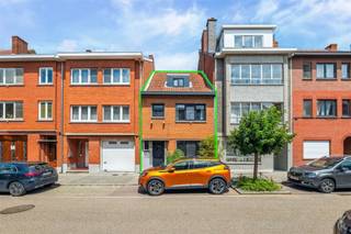 In Hasselt vinden we langs de Paters Adonsstraat, ter hoogte van nummer 9 deze op te frissen gezinswoning terug. De woning is gelegen op een...