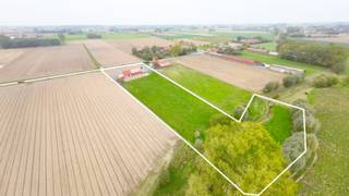 <span><span>Te <strong>Werken</strong>, deelgemeente van Kortemark, bieden we u deze<strong> landelijke eigendom</strong> aan gelegen op een totale <strong>grondoppervlakte van 8.844 m<sup>2</sup></strong>. Het eigendom omvat in totaliteit 6 verschillende percelen. Het aanbod biedt u enerzijds de woonst met garage en stallingen, alsook de weidepercelen gelegen achteraan de bebouwing. <strong>Een unieke kans voor wie houdt van rust en privacy in een groene omgeving!</strong><br /><br />Deze woning bevindt zich reeds <strong>zonevreemd</strong>, waardoor een aanvraag tot functiewijziging niet noodzakelijk is om er residentieel te kunnen wonen. Graag meer informatie gewenst over de kadastrale aard, de vergunde toestand en de stedenbouwkundige mogelijkheden? Informeer u bij de makelaar.<br /><br />Men beschikt over energielabel F waardoor dit aanbod onderhavig is aan de renovatieverplichting. Op heden wordt er verwarmd op elektriciteit. Aardgas is niet aangesloten. Stadswater is wel aangesloten. Tevens regenwaterput/steenputwater aanwezig.<br /><br /><u>De indeling van de ruimtes is als volgt:</u><br /><strong>Woning</strong>: inkom - woonkamer opgedeeld in zithoek en eetplaats - keuken met eetplaats - wasplaats/bijkeuken - apart toilet - badkamer uitgerust met bad en lavabo - gelijkvloerse slaapkamer 1 - gelijkvloerse slaapkamer 2 - berging - traphal met vaste trap naar zolder - nog te isoleren en in te richten zolderruimte.<br /><strong>Stallingen</strong>:<strong> inpandige garage</strong> - apart toilet - stallingen (ca. 91 m<sup>2</sup>) - <strong>grote zolderruimte</strong> boven de stallingen.<br />Exterieur: voortuin met oprit - tuingedeelte met terras - <strong>weidepercelen achteraan de woning</strong>.<br /><br /><u>Enkele troeven:</u></span></span>
<ul>
<li><span><span>Landelijk en rustig gelegen;</span></span></li>
<li><span><span>Weides ideaal geschikt voor het houden van hobbydieren;</span></span></li>
<li><span><span>Mooie grondoppervlakte van 8.844 m<sup>2</sup>;</span></span></li>
<li><span><span><strong>Zuid-oost georiënteerd</strong>;</span></span></li>
<li><span><span>Tal van mogelijkheden.</span></span></li>
</ul>
<span><span>Wenst u meer informatie of bezoek? Mis deze kans niet en bel Diksimmo op het nummer 051 50 11 51 of mail naar diksmuide@diksimmo.be.</span></span>