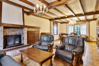 Deze woning is gelegen langs de Rijksweg in Wielsbeke.Door deze locatie heb je toegang tot alle benodigdheden in Wielsbeke (winkels, bakker, slager,...