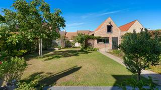 Deze losstaande villa is gelegen in de aangename verkaveling Heulebrug te Heist-aan-Zee. Het is er rustig wonen met het centrum van Heist en het station binnen fietsafstand. <br /><br />Het huis gebouwd in 2005 is gelegen op een perfect georiënteerd perceel van 423 m², met de zon van 's morgens tot de avond. Een zalige tuin met achterliggende garage en extra uitweg. <br /><br />Indeling: Inkomhal met gastentoilet, een mooie woonkamer (parket en open haard) met een halfopen en ingerichte keuken met zicht op de tuin. Verder op het gelijkvloers een handige bergruimte, wasplaats en toegang tot een droge kelder. Op de eerste verdieping zijn er drie volwaardige slaapkamers, een ingerichte badkamer en opnieuw een toilet. De dakverdieping is volwaardig en ingericht met een schitterende vierde slaapkamer met bijhorende dressing. De zolder dient als opbergruimte. <br /><br />Een zalige buitenruimte met een zongerichte tuin, veel volgroeide beplanting, grote zonneterrassen en een handige afgesloten doorgang naar een achterliggende steeg. Ideaal voor fietsen. De garage is groot en voorzien van een elektrische poort en opbergruimte op de verdieping. <br /><br />Regenwaterput 15.000 liter, zonnepanelen, energielabel B, conforme elektrische keuring... . <br /><br />Bezoeken? Graag na afspraak met Willem Cauwels op GSM 0477/60.12.16.