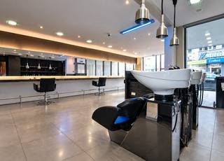 Gelijkvloers handelspand van ca. 76m² op tegelvloer en met toilet en ruimte voor kitchenette , veel étalage-beglazing aan de straatkant en goede zichtbaarheid in de dorpskern van Essen met veel passage. <br /><br />Momenteel ingericht als Kapsalon.<br /><br />De foto's zijn een spiegelbeeld van de ruimte, alook een weergave van het pand wanneer de inrichting van het kapsalon weg is met bijhorende schilder-en poetswerken. <br /><br />Voor meer info kan u terecht via: info@neysimmo.com