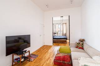 <p><span>Instapklaar appartement op een centrale locatie in Antwerpen!</span></p><p><span>Dit recent (2020) volledig gerenoveerde appartement bevindt zich op de eerste verdieping van een kleinschalig en rustig gebouw met slechts vier entiteiten. Dankzij de centrale ligging geniet u van een vlotte bereikbaarheid en bevindt u zich op wandelafstand van het Centraal Station, Park Spoor Noord en het trendy Eilandje.</span></p><p><span>Bij het betreden van het appartement komt u in een lichtrijke en gezellige woonkamer die naadloos aansluit op de moderne, volledig uitgeruste keuken ideaal voor wie houdt van comfort en functionaliteit. </span></p><p><span>De ruime slaapkamer beschikt over een praktische dressing, terwijl de aparte bureau ruimte perfect dienst kan doen als thuis werkplek of eenvoudig kan worden omgevormd tot een tweede slaapkamer.</span></p><p><span>De hedendaagse badkamer is stijlvol afgewerkt en voorzien van een ruime inloopdouche.</span></p><p><span>Tevens is er een blanco elektrische keuring en is er geen asbest aanwezig. </span></p><p><span>Kortom, dit appartement is de perfecte keuze voor wie op zoek is naar een instapklare woonst met een uitstekende ligging, zowel voor eigen bewoning als investering.</span></p><p><span> </span></p><p><span>Het appartement is momenteel verhuurd. </span></p>