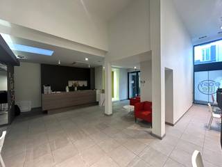 Deze ruime handelsruimte van 188 m² bevindt zich op een uitstekende commerciële ligging in het centrum van Gent, in de Brabantdam.<br /><br />Op wandelafstand van het Sint-Annaplein (100 m) en het Zuid (400 m)<br />Vlot bereikbaar met zowel openbaar vervoer als wagen<br /><br />Indeling:
<ul>
	<li>Inkom met balie</li>
	<li>Grote open handelsruimte</li>
	<li>Mezzanine met kitchenette</li>
	<li>2 extra ruimtes (ideaal als stockage of atelier)</li>
</ul>
Daarnaast beschikt het pand over mooie hoge plafonds, aangepaste verlichting, airco en kleedkamers.<br /><br />Beschikbaar vanaf 01/09/2026<br /><br />Absoluut een bezoek waard!