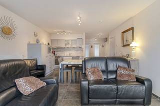 Dit gezellig en goed onderhouden 2-slaapkamerappartement bevindt zich in het hart van Merelbeke, op een toplocatie aan de Molenhoek en op wandelafstand van winkels, scholen en openbaar vervoer. Met een bewoonbare oppervlakte van ca. 70 m² en een ruim terras biedt deze woonst een ideale combinatie van comfort, rust en centrale ligging.De sfeervolle leefruimte geniet van een mooie natuurlijke lichtinval en staat in verbinding met de open, volledig ingerichte keuken. Verder beschikt het appartement over twee slaapkamers en een badkamer met douche. Het geheel is in uitstekende staat; enkel de boiler dient nog vernieuwd te worden.Dankzij het EPC-label B is het appartement energetisch prima in orde! Bovendien is er een privatieve kelderberging inbegrepen.Een garagebox is verplicht aan te kopen aan 20.000 euro.Bent u op zoek naar een aantrekkelijk, energiezuinig en centraal gelegen appartement? Dan is dit een absolute aanrader!Neem contact op met de dossierverantwoordelijke Maarten De Campeneere via +32 472 18 40 09 voor verdere info.