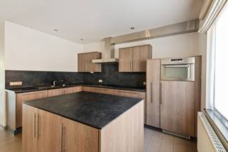 <p>Ruim gelijkvloers appartement in het hart van Herentals met een bewoonbare oppervlakte van ca. 132 m², twee volwaardige slaapkamers en een terras aan de achterzijde.</p>
<p>Via de inkomhal met ingebouwde kast bereikt u het gastentoilet met handenwasser. De lichtrijke en verrassend ruime woonkamer sluit aan op een volledig ingerichte open keuken, voorzien van een keukenblok en alle nodige toestellen. De praktische bergruimte met uitgietbak en aansluitingen voor wasmachine en droogkast.</p>
<p>De nachthal geeft toegang tot twee ruime slaapkamers en een comfortabele badkamer, uitgerust met een ligbad, douche, badkamermeubel en toilet.</p>
<p>Verder beschikt het appartement over een privatieve kelder in het ondergrondse complex en een gemeenschappelijke fietsenstalling.<br /><br /><span>Extra info: Gelijkvloers appartement I EPC 247kWh/(m²jaar) label C I infoplicht: Vg, Wg, Gvv, Gvkr, Gmo I watertoets: P-score: A I G-score: A</span><br /><br /><br /></p>