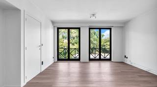 <p>Welkom op de Hoogstraat 69 bus 23 in Genk.<br /><br />Zoekt u een gezellig appartement op een centrale en gunstige ligging in Genk? Dan is dit 1-slaapkamerappartement met garage iets voor u.<br />Dankzij de centrale ligging bevinden winkels, horeca, scholen en belangrijke verbindingswegen zich vlakbij.<br /><br />Troeven van dit appartement<br />✔ Centrale ligging<br />✔ Privé garage<br />✔ Goede bereikbaarheid<br />✔ Winkels en voorzieningen vlakbij<br /><br />Indeling:<br />+ Inkomhal<br />+ Toilet<br />+ Woon- en eetkamer<br />+ Keuken<br />+ Badkamer<br />+ Slaapkamer<br />+ Terras <br /><br />Beschikbaarheid: vanaf 01/09/2026<br /><br />Financiële info:<br />Maandelijkse huur: 650 euro<br />Maandelijke kosten/onderhoudscontract: 75 euro<br />Waarborg: 1950 euro (3 maanden)<br />Nutsvoorzieningen: apart te betalen<br /><br />Kortom: een ideale woning voor wie rustig en toch centraal wil wonen, met alle comfort binnen handbereik.<br /><br />Heeft u interesse in dit appartement?<br /><br />Stuur uw contactaanvraag door via e-mail naar info@frerevastgoed.be<br />Gelieve uw telefoonnummer er telkens bij te vermelden.</p>