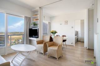 Unieke aanbieding: bemeubeld appartement te koop op lijfrente in volle eigendom te Knokke-Heist.MEER INFO: https://www.immo2life.be/nl/te-koop-op-lijfrente?view=detail&amp;id=1255 Het boeket bedraagt 95.000 EURO en de maandelijkse rente 1.295 EURO. Deze rente moet betaald worden gedurende een maximumtermijn van 10 jaar. Na deze periode moet er géén maandelijkse rente meer betaald worden aan de verkoopster (V 69 j). Indien de verkoopster vroegtijdig overlijdt stopt de betalingsplicht van de koper.Aangezien dit een verkoop op lijfrente in volle eigendom betreft kan u het appartement verhuren (en de huurinkomsten innen vanaf het verlijden van de notariële akte) of zelf bewonen. Let op! Dit is een systeem van multi-eigendom, waarbij u slechts het genot heeft over het appartement gedurende 11 maanden van het jaar (01/09 tot en met 31/07). De maand augustus is in handen van een andere eigenaar, maar de verkoopster heeft de maand augustus in volle eigendom van het aanpalende appartement dat bij eventuele interesse ook kan aangekocht worden.Dergelijke eigendom heeft veel potentieel voor investeerders aangezien de mogelijke huuropbrengsten (circa 900 EURO per maand) de betaling van de maandelijkse rente grotendeels kunnen compenseren. Indien de koper het appartement zelf wenst te bewonen (en het is uw 1ste eigendom) kan er aangekocht worden aan het gunsttarief van 2 % registratierechten (i.p.v. 12 %) + een korting van 1.867 EURO op de in totaal te betalen registratierechten.Het betreft een bemeubeld, gerenoveerd en lichtrijk penthouseappartement (50 m²) met terras (14 m²) en 2 slaapkamers gelegen op de 9de verdieping in de residentie "Laguna Beach" te Knokke-Heist.De ligging is een enorme troef: vlakbij winkels, openbaar vervoer (station en tram op 650 m), scholen en op slechts 750 m wandelafstand van de zeedijk te Duinbergen en het Directeur-Generaal Willemspark (het "Bosje van Heist"). In het privédomein (6 ha 56 a) bevindt zich een strand en 2 binnenzwembaden die enkel toegankelijk zijn voor de bewoners of de gasten van de residentie, bovendien zijn er heel wat recreatiemogelijkheden zoals basketbal, volleybal, tafeltennis,... Laguna Beach biedt een exclusieve woonervaring waar rust, natuur en comfort samenkomen.Bovendien werden het dak, het zwembad, de liften, de inkomhallen (met nieuwe led-verlichting) en de brievenbussen in het appartementsgebouw recentelijk vernieuwd.De indeling is als volgt: inkomhal met vestiaire en apart toilet, lichtrijke woon- en eetkamer met toegang naar het zonneterras (11 m lang) met panoramisch zicht over Knokke, de toekomstige nieuwe Golf van Knokke en hinterland, volledig ingerichte keuken, ruime slaapkamer met ensuite badkamer voorzien van inloopdouche, wastafel en AEG wasmachine (inbegrepen), slaapkamer met ruimte voor hoogslaper. In totaal is er een slaapgelegenheid voor 7 personen (sofabed 2 personen). Er zijn meerdere fietslokalen binnen de residentie, een ruime privéparking naast en achter de residentie met beschikbare plaatsen voor de bewoners en bezoekers.