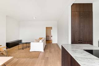 <p><span>Exclusief wonen op de bovenste verdieping: Prachtig gerenoveerd dakappartement met zuidgericht terras</span></p><p><span>Bent u op zoek naar de ultieme combinatie van licht, luxe en een centrale locatie? Dit onlangs totaal gerenoveerde dakappartement (2026) biedt u een unieke woonbeleving op een absolute toplocatie in Wilrijk, nabij de gegeerde Pulhofwijk. Met een royale oppervlakte van ca. 111 m², een hoogwaardige afwerking op parket en een uitstekende Mobiscore van 9/10, geniet u hier van alle comfort van een nieuwbouw in een residentiële omgeving.</span></p><p><span> </span></p><p><span>Stijlvolle inkom & praktische berging</span></p><p><span>U komt het appartement binnen via een verzorgde inkomhal met een apart gastentoilet. Direct aansluitend vindt u een uiterst praktische berging, voorzien van een ruime ingemaakte kast en de nodige aansluitingen voor uw wasmachine en droogkast. Zo blijft uw woonruimte altijd strak en opgeruimd.</span></p><p><span> </span></p><p><span>Lichtrijke leefruimte & designkeuken</span></p><p><span>Het hart van dit dakappartement is zonder twijfel de riante leefruimte met open keuken van ca. 40m². De prachtige parketvloer en de grote raampartijen zorgen voor een warme, uitnodigende sfeer met een overvloed aan natuurlijk licht. De open keuken is een droom voor elke kookliefhebber: voorzien van een stijlvol kookeiland met ontbijthoek en uitgerust met kwalitatieve toestellen, waaronder een inductiekookplaat met ingebouwde afzuiging en een ruime oven. Een perfecte plek om gasten te ontvangen of in alle rust te genieten.</span></p><p><span> </span></p><p><span>Slaapkamers, bureel & badkamer</span></p><p><span>De nachthal, eveneens voorzien van een handige ingemaakte kast, leidt naar de verschillende kamers. De masterbedroom van ca. 18 m² en de tweede slaapkamer van ca. 10 m² zijn beide smaakvol afgewerkt op parket en bieden direct toegang tot het zonnige terras. Een bijzondere troef is de derde polyvalente ruimte van ca. 12 m². Dankzij de natuurlijke lichtinval via de lichtkoepel is dit de ideale plek voor een riante dressing of een rustig thuiskantoor. De moderne badkamer sluit hier naadloos op aan met een ruime inloop-regendouche en een elegant wastafelmeubel.</span></p><p><span> </span></p><p><span>Zonnig terras & parkeren</span></p><p><span>Heerlijk ontspannen kan op het zuidgerichte terras, waar u de hele dag van de zon geniet. Het terras beschikt bovendien over een handige extra opbergkast. Bij het appartement is een private kelderberging inbegrepen. Voor optimaal comfort heeft u bovendien de mogelijkheid om een ondergrondse autostaanplaats aan te kopen voor 23.000 euro, waardoor parkeerstress definitief tot het verleden behoort.</span></p><p><span> </span></p><p><span>Troeven:</span></p><p><span>- Totaalrenovatie (2026): Kwalitatieve afwerking en modern comfort.</span></p><p><span>- Toplocatie: Gelegen nabij de Pulhofwijk met een Mobiscore van 9,0.</span></p><p><span>- Licht & Ruimte: Royale kamers en een prachtige lichtinval doorheen het hele pand.</span></p><p><span>- Extra troef: Polyvalente derde kamer (dressing of bureel) met lichtkoepel.</span></p><p><span>- Zuidgericht terras: Optimaal genieten van de zon aan de rustige achterzijde.</span></p><p><span> </span></p><p><span>Kortom: een instapklaar en luxueus dakappartement dat ruimte en rust combineert met een centrale ligging. Maak vandaag nog een afspraak voor een bezoek en laat u verrassen!</span></p>