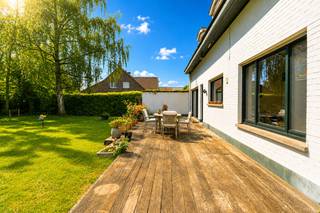 Deze statige burgerwoning combineert karakter, ruimte en functionaliteit op een uitzonderlijke manier. Dankzij de aparte toegang leent het pand zich bovendien perfect voor een vrij beroep of praktijk aan huis.<br />Surplus top gelegen in een gegeerde woonwijk geniet deze eigendom van een uitstekende bereikbaarheid.<br /><br />De polyvalante ruimte (linkse gedeelte) beschikt over een eigen inkom, wachtzaal/bureau, praktijk met archiefgedeelte en een apart sanitair. Daardoor is er comfort voor zowel bewoners als cliënten gegarandeerd.<br /><br />Indeling woning:<br />Het woongedeelte verwelkomt u via een ruime inkomhal en straalt charme uit dankzij de hoge plafonds en authentieke elementen die doorheen de woning behouden bleven. De leefruimte biedt tal van indelingsmogelijkheden en geniet van veel natuurlijke lichtinval.<br />Verder beschikt de woning over een ruime keuken met gezellige ontbijthoek, aansluitend een berging en apart gastentoilet.<br /><br />Op de verdieping zorgt de royale overloop voor een aangenaam gevoel van ruimte. Hier bevinden zich maar liefst 6 volwaardige slaapkamers.<br />De badkamer is uitgerust met een ligbad en dubbel lavabomeubel. Daarnaast is er nog een aparte douchekamer en een afzonderlijk toilet aanwezig.<br /><br />De zolderverdieping biedt bijkomende stapel- en opbergmogelijkheden.<br /><br />Ook buiten heeft deze eigendom heel wat troeven te bieden.<br />De tuin met volwassen bomen vormt een groene oase van privacy. Het aangelegde terras nodigt uit om volop van het buitenleven te genieten.<br /><br />Vooraan beschikt de woning over een ruime oprit met plaats voor een 6-tal wagens en een inpandige garage met rechtstreekse doorgang naar de woning en tuin.<br />Rechts bevindt zich bovendien nog een extra oprit en praktische tuinberging of bijkomende garage.<br /><br />Kortom, een unieke eigendom boordevol mogelijkheden!<br /><br />Onze ref. DEV5054<br />Stedenbouwkundige info in aanvraag