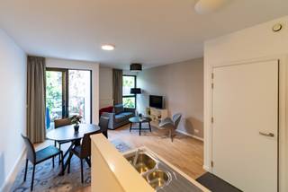 Op zoek naar een stijlvolle assistentiewoning waar u zelfstandig woont, maar toch geniet van comfort, veiligheid en een rijk sociaal leven? Welkom in Residentie Arthur in Antwerpen.<br />Deze ruime en lichtrijke assistentiewoning biedt alle comfort om zorgeloos te genieten van elke dag. U beschikt over een volledig uitgeruste keuken, een badkamer met inloopdouche, een terras.<br />U woont zelfstandig, met de zekerheid dat ondersteuning altijd dichtbij is. Bovendien kunt u deelnemen aan tal van activiteiten. Bewoners genieten onder andere van:<br />Wekelijkse riksjaritten en culturele uitstappen.<br />Gezellige ontmoetingen in de cafetaria en op het zonnige terras.<br />Fitnessruimte, hobbyactiviteiten en tal van sociale evenementen.<br />Kapsalon en diverse welzijnsdiensten in huis.<br />Een extra troef is de uitstekende ligging. Een supermarkt bevindt zich letterlijk om de hoek, waardoor dagelijkse boodschappen altijd eenvoudig zijn. Geen zin om te koken? In het gebouw bevindt zich een restaurant waar u dagelijks kunt genieten van verse maaltijden, en er is eveneens de mogelijkheid om gebruik te maken van een maaltijdservice.<br /><br />Dankzij aangepaste voorzieningen, domotica en de nabijheid van professionele zorg geniet u van maximale gemoedsrust, terwijl u uw zelfstandigheid behoudt.<br />Dit combineert het beste van twee werelden: de vrijheid van een eigen appartement en de gezelligheid en ondersteuning van een warme leefomgeving.<br />Interesse? Contacteer ons vrijblijvend voor meer informatie of een bezoek ter plaatse.