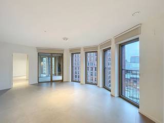 Ontdek dit prachtige 3-slaapkamerappartement in de Parkdreef 48 (Tour & Taxis), 1000 Brussel.De inkomhal is voorzien van ingebouwde kasten...