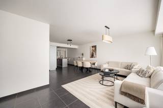 <p><span>Instapklaar appartement met staanplaats te Mechelen</span></p><p><span> </span></p><p><span>Het appartement is gelegen aan de Leopoldstraat in Mechelen. Dankzij deze uitstekende locatie bevinden alle voorzieningen zich vlakbij. Winkels, scholen, sport en ontspanning zijn te voet of met de fiets perfect bereikbaar. Gezien het appartement zich ook vlakbij het station bevindt is de verbinding met steden zoals Brussel, Antwerpen en Leuven uitstekend. Ook met de wagen staat op u op enkele minuten al aan de oprit van de E19 Antwerpen/Brussel. Het appartement zelf onderging een grondige renovatie van het interieur enkele jaren geleden. Op dit moment is het ingedeeld met een zeer grote slaapkamer met dressing en zijn er bij de keuken twee aparte bergingen. De woonkamer, eetkamer en keuken zijn opengetrokken wat zorgt voor een zeer ruim en lichtrijk gevoel. Tot slot beschikt het appartement ook over een kelderberging en een staanplaats. </span><span>Deze staanplaats is optioneel mee aan te kopen.</span></p><p><span> </span></p><p><span>Indeling:</span></p><p><span>Appartement</span></p><p><span>- inkomhal</span></p><p><span>- woonkamer</span></p><p><span>- eetkamer</span></p><p><span>- keuken</span></p><p><span>- berging 1</span></p><p><span>- berging 2</span></p><p><span>- apart toilet</span></p><p><span>- wasberging</span></p><p><span>- badkamer</span></p><p><span>- slaapkamer</span></p><p><span> </span></p><p><span>Kelderverdieping</span></p><p><span>- kelderberging</span></p><p><span>- staanplaats</span></p><p><span> </span></p><p><span>Troeven</span></p><p><span>- EPC-label B</span></p><p><span>- staanplaats</span></p><p><span>- uitstekende locatie</span></p><p><span> </span></p><p><span>Ben jij geïnteresseerd in dit appartement te koop in Mechelen, ben je op zoek naar ander vastgoed, een investering of wens je de waarde van jouw eigendom te kennen? Dan ben je bij </span><span>BOLT Immo</span><span> aan het juiste adres! Wij helpen jou graag verder.</span><span> </span></p>