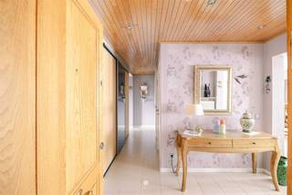 <p><span>ANTWERPEN (Linkeroever) - Bent u op zoek naar een ruim gelijkvloers appartement met 2 slaapkamers en een zonnig terras op een rustige locatie? Dan is dit zeker iets voor u!</span></p><p><span>De belangrijkste troeven in een notendop:</span></p><ul><li><span>Rustig gelegen in een doodlopende straat </span></li><li><span>Ruime woonoppervlakte van 111 m² </span></li><li><span>Mogelijkheid tot aankoop van een garagebox </span></li><li><span>Uitstekende ligging vlakbij openbaar vervoer, winkels en het Galgenweel </span></li><li><span>Zeer energiezuinig (EPC-label B) </span></li></ul><p><span>Dit ruime appartement is gelegen in de rustige Antoon Marstboomstraat op Linkeroever, een doodlopende straat met voldoende parkeergelegenheid. Openbaar vervoer en de voetgangerstunnel richting Antwerpen-centrum bevinden zich op wandelafstand. Daarnaast vindt u tal van winkels, horecazaken en het Galgenweel in de onmiddellijke omgeving, ideaal voor wie graag geniet van een rustige en centrale woonomgeving.</span></p><p><span>Het appartement bevindt zich op het gelijkvloers van een verzorgd en uitstekend onderhouden gebouw, waar momenteel geen grote werken gepland zijn.</span></p><p><span>Via de inkomhal komt u binnen in de bijzonder ruime en lichtrijke leefruimte. Dankzij de grote raampartijen geniet u van een aangename lichtinval en heeft u rechtstreeks toegang tot het zuidgerichte terras met uitzicht op een rustig binnengebied. De aparte keuken beschikt over een aansluitende, zeer praktische voorraadberging.</span></p><p><span>Verder telt het appartement twee volwaardige slaapkamers, beide ruim genoeg voor een tweepersoonsbed en een kleerkast. De badkamer is uitgerust met een ligbad, een douche en een dubbele lavabo. Daarnaast beschikt het appartement nog over een extra technische berging en een bijkomende berging op de gemeenschappelijke gang.</span></p><p><span>Een bijkomende troef is de mogelijkheid om een goed bereikbare garagebox aan te kopen voor € 30.000.</span></p><p><span>Bent u op zoek naar een ruim en comfortabel gelijkvloers appartement op een rustige, maar uiterst centrale ligging? Dan is dit ongetwijfeld een bezoek waard.</span></p><p><span>Contacteer dan snel Axel Lenaerts Waasland voor een bezoek ter plaatse!</span></p><p><span>Vraagprijs:</span><span> 295.000 (appartement) + 30.000 (garagebox).</span></p>
