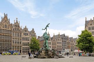 Vous recherchez un excellent investissement avec un rendement encore meilleur ? Alors n'hésitez pas à jeter un œil à cet immeuble de rapport au cœur battant de la ville des biscuits ! Ce bâtiment contient un rez-de-chaussée commercial avec un espace bureau, une kitchenette et des toilettes. De plus, aux trois étages supérieurs, vous trouverez un studio avec une cuisine équipée, une chambre et bien sûr une salle de bain. Ce bâtiment pourrait être votre billet pour un avenir florissant dans la vibrante Anvers !
<p>Actuellement loué à 3 811,50 €/mois ce qui fait 45 737,99 € en base annuelle. Cela se traduit par un joli rendement de 5%.</p>
<p>Données techniques : Cave sèche et détecteurs de fumée disponibles ! Tout a été récemment rénové, y compris : les fenêtres, l'électricité, etc. Les studios bénéficient d'un label EPC B favorable !! Chauffage central au gaz.</p>
<p>Informations urbanistiques, certificat de sol et certificat amiante sur demande. N'est pas situé dans une zone à risque d'inondation (score P et G C). Obligation de rénovation non applicable.</p>