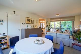 Ontdek dit moderne en energiezuinige appartement, gebouwd in 2017, gelegen op een toplocatie met een adembenemend uitzicht op het Buggenhoutbos...