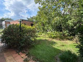 <p>Deze gelijkvloerse woning is gelegen op een perceel van 800m² aan de rand van Maldegem. U woont er op wandel-/fietsafstand van het centrum van Maldegem met alle mogelijke winkels, scholen,… binnen handbereik.</p>
<p>Woning: inkomhal, leefruimte, keuken, badkamer, 3 slaapkamers, stookplaats.</p>
<p>Buiten: voor- en zijtuin met oprit, achtertuin en bijgebouw/extra grote garage.</p>
<p>Buiten: oprit, voor- en zijtuin, externe garage met automatische poort en tot slot de achtertuin met terras, tuinberging en open zicht.</p>
<p>Van deze gelijkvloerse woning uw nieuwe thuis maken?</p>
<p>Contacteer Bonne Vastgoed 7 op 7 voor meer info via 050/73.73.73 of info@bonnevastgoed.be</p>
