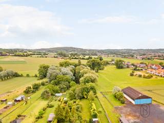 <p>Ruime gezinswoning met 4 slaapkamers op uitzonderlijk perceel van 2.330 m²!<br /><br />Bent u op zoek naar een ruime woning met veel potentieel en een uitzonderlijk groot perceel? Deze halfopen woning biedt maar liefst 230 m² bewoonbare oppervlakte, 4 slaapkamers en een prachtig perceel van 2.330 m². Gelegen in woongebied en nabij winkels, scholen, openbaar vervoer en het station, combineert deze eigendom ruimte met een vlotte bereikbaarheid. Bovendien is er een ruime zolder die omgevormd kan worden tot slaapkamer, bureau, hobbyruimte.<br /><br />INDELING:<br />Inkomhal, lichtrijke leefruimte, gedeeltelijk geïnstalleerde keuken, badkamer met douche, wasplaats en 4 volwaardige slaapkamers. Verder beschikt de woning over een veranda, praktische bijkeuken, kelder en een ruime zolder met mogelijkheid tot inrichting.<br /><br />Buiten geniet u van een enorme tuin van ca. 2.200 m², plaats voor twee wagens en een tuinhuis. Dankzij deze extra ruimtes is het pand ideaal voor hobbyisten, zelfstandigen of wie nood heeft aan extra opslagruimte. Bovendien biedt deze woning een mooi potentieel tot kangoeroe-wonen. <br /><br />Voor wie is deze woning ideaal?<br />♦ Gezinnen die op zoek zijn naar veel woonruimte en een grote tuin.<br />♦ Kopers die een woning met renovatiepotentieel willen omvormen tot hun droomwoning.<br />♦ Iemand die een ruim terrein zoekt om dieren te houden.<br /><br />Te koop via Immo Beguin, jouw vastgoedexpert sinds 2009. Met kantoren in Ronse, Waregem, Kortrijk, Deinze, Doornik en Lessines.<br />✉️ info@immobeguin.be</p>
