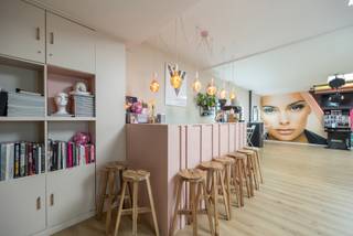 Op een uitstekende locatie in Lier vind je dit veelzijdige handelspand met achterliggende woonst, de perfecte combinatie van wonen en werken onder één dak.
De commerciële ruimte vooraan geniet van een mooie visibiliteit en biedt tal van mogelijkheden. Dankzij de praktische en open indeling kan je deze volledig afstemmen op jouw activiteit.
Achteraan ontdek je een gezellige en lichtrijke woonst met een aangename leefruimte en comfortabele slaapkamer.
De absolute troef? Het ruime, zonnige terras waar je in alle privacy kan ontspannen.
Indeling:
Handelsruimte
Gezellige woonruimte
1 slaapkamer
Badkamer
Groot terras
Troeven:
Ideale combinatie van professioneel en privé
Centrale ligging met vlotte bereikbaarheid
Instapklaar met tal van mogelijkheden
Uniek groot terras
Een buitenkans voor ondernemers, zelfstandigen of investeerders die op zoek zijn naar een pand met karakter en potentieel.