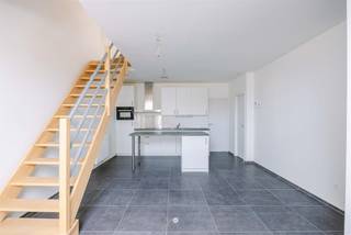 <p><span>Bent u op zoek naar een recent en energiezuinig appartement (2020) in het centrum van Temse? Ontdek dan zeker dit appartement! </span></p><p><span> </span></p><p><span>Enkele troeven op een rij:</span></p><ul><li><span>Centrale ligging: vlot bereikbaar met openbaar vervoer en via de N16</span></li><li><span>Winkels vlakbij</span></li><li><span>Recente Nieuwbouw</span></li><li><span>Energiezuinig (E-peil 19)</span></li><li><span>Kleinschalig gebouw met lage gemeenschappelijke kosten</span></li><li><span>Aanwezigheid parking achteraan</span></li></ul><p><span> </span></p><p><span>Het appartement is gelegen op de tweede verdieping en is als volgt ingedeeld:</span></p><p><span>Inkom met apart toilet, leefruimte met mooie open ingerichte keuken (kookvuur, dampkap, oven, koelkast, vaatwasser).</span></p><p><span>Berging, extra kamer (zithoek, dressing,...), badkamer (lavabomeubel + inloopdouche).</span></p><p><span> </span></p><p><span>Via de trap is de tweede verdieping bereikbaar met daar  2 ruime slaapkamers onder het dak (elk 15m²)</span></p><p><span>Verder kan dit appartement gebruik maken van een parking en ook van een fietsenberging + afvalberging.</span></p><p><span> </span></p><p><span>Dank zij de nieuwste isolatie en ventilatie technieken is het appartement ook zeer energiezuinig! </span></p><p><span>Het appartement is bovendien voorzien van zonnepanelen.</span></p><p><span> </span></p><p><span>Vraagprijs: € 230.000 </span></p><p><span> </span></p><p><span>Contacteer Axel Lenaerts voor meer info of een bezoek!</span></p>