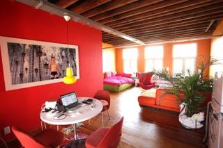 <p><span>Een lichte ruime op Top locatie gelegen studio:</span></p><p><span> </span></p><p><span>Deze authentieke studio is gelegen op de vierde verdieping van een prachtig gebouw op het bruisende Zuid.</span></p><p><span>Het bestaat uit een zeer ruime woonkamer met slaapgedeelte.</span></p><p><span>Het heeft een loft gevoel door de hoge plafonds, de speciale ophanging van verlichting.</span></p><p><span> </span></p><p><span>De open keuken is deels voorzien van toestellen. Koelkast en vriezer is door de huurder zelf aan te kopen.</span></p><p><span> </span></p><p><span>Badkamer is voorzien van een dubbele lavabo en een ligbad met uitzicht naar het terras toe.</span></p><p><span> </span></p><p><span>Toilet is apart.</span></p><p><span> </span></p><p><span>Het terras is de Eye-Catcher van deze studio. Het is een ruim, zonnig terras met privacy.</span></p><p><span> </span></p><p><span>Een echte aanrader voor starters.</span></p><p><span>Geschikt voor 1 persoon.</span></p><p><span> </span></p><p><span>Vaste kosten €70 p/mnd. (alles inbegrepen behalve elektriciteit).</span></p><p><span>Vrij per 1/11/2026.</span></p><p><span> </span></p><p><span>Bel of mail ons voor een bezoekje.</span></p><p><span> </span></p>
