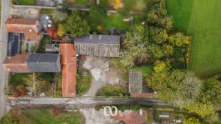 Ben je op zoek naar een karaktervolle woning dat je nog volledig naar eigen smaak kan renoveren? Deze zal zeker uw aandacht trekken.<br /><br />Deze pastorijwoning is gelegen in een rustig doodlopend straatje in de gezellige deelgemeente Maarke-Kerkem. Rust gegarandeerd. De omgeving is werkelijk verbluffend met prachtige zichten over de glooiende landerijen. De vele bijgebouwen (455m²) en opslagmogelijkheden zijn zeker ook mooi meegenomen voor wie dit van doen heeft.<br /><br />Indeling:<br />-Kelder: kleine praktische kelder<br />-GLV: Ruime leefruimte met links een eerste kamer en rechts tevens een kamer. Achter de leefruimte bevindt zich de keuken met aansluitend een eerste badkamer.<br />-1stV: 3 ruime slaapkamers en een badkamer.<br />-Zolder: Zeer ruime zolder met tal van mogelijkheden te bereiken met een vaste trap.<br /><br />Ben je benieuwd naar deze uitzonderlijke eigendom op unieke locatie met tal van mogelijkheden? Maak snel een afspraak en laat je verwonderen door de prachtige ligging en eindeloze mogelijkheden.