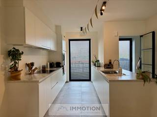 TE HUURWoning met gezellige voortuin en frontaal Leiezicht: inkomhal, gastentoilet, leefruimte, keuken, berging, 3 slaapkamers, badkamer, 2e...