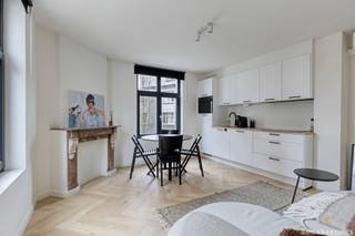 Appartement meublé et convivial situé au premier étage d’un immeuble d’angle récemment entièrement rénové. Le séjour lumineux avec parquet...
