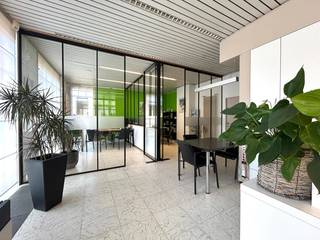 Veelzijdig handelspand gelegen op de Markt van Tielt, biedt tal van mogelijkheden. De centrale ligging in het bruisende stadscentrum, omgeven door diverse winkels en horeca, garandeert een optimale zichtbaarheid en tal van commerciële voordelen.<br /><br />Het eigendom doet op heden dienst als bank en is als volgt ingedeeld, binnenkomen doet u via de inkomhal, deze leid naar de wachtruimte, voorzien van een balie.<br />Via een tussenruimte/vestiaire kunt u de eerste bureauruimte bereiken.<br /><br />Daarnaast is er een open, polyvalente ruimte met twee aparte bureaus. Verder is er een kitchenette (voorzien van een spoelbak en koelkast), apart toilet en een praktische berging. <br /><br />In de kelder kunt u twee bergingen en een kluis terugvinden. <br />Bijkomend kunnen alle wanden weggenomen worden en kan de ruimte één groot geheel vormen.<br /><br />Tot slot beschikt dit handelspand over tal van mogelijkheden, verwarming op convectoren, dubbele beglazing, commerciële topligging, 4 autostaanplaatsen, ...<br /><br /><strong>Goed om weten:</strong><br />Basishuurprijs: €1500,-<br />Vrij vanaf heden<br /><br /><strong>Bent u op zoek naar een uniek pand met tal van mogelijkheden op een topligging in Tielt?<br />Twijfel dan niet langer en neem contact met ons op!</strong>