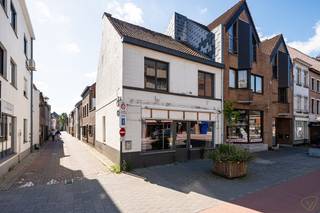 <p>Voormalige staminee “De Corner” gelegen op de Boelare wordt verkocht, met de naast gelegen woning in de Teirlinckstraat, die op heden samenhangen.<br /><br />Dit pand laat zich ideaal toe voor iemand die een nieuwe horecadroom wil combineren met woonst, maar de uiterst gunstige hoekligging kan ook zeker dienen voor een mogelijk nieuwbouwproject.<br /><br /><br /><strong>Ligging</strong><br /><br />Deze handelswoning langs de Boelare staat garant voor een veelzijdige leefomgeving. Met een prachtige mix van lokale charme en moderne gemakken alsook de nabijheid van de stadse voorzieningen, vormt dit de perfecte basis voor uw nieuwe thuis of project. <br /><br /><strong>Indeling van de woning</strong><br /><br />Vooraan de Boelare is de gelagzaal voorzien met toog en voorzieningen, achteraan zijn de toiletten, badkamer en een polyvalente ruimte.<br /><br />Boven het voormalig café is er een vergaderruimte voorzien.<br /><br />In de woning in de Teirlinckstraat is er op de 1<sup>e</sup> verdieping ruimte voor 3 slaapkamers en een daarboven gelegen in te richten zolderverdieping.<br /><br /><br /><strong>Extra troeven</strong><br /><br />✅ Hoekgebouw<br />✅ Talloze mogelijkheden voor totaalrenovatie of nieuwbouwproject<br />✅ Centrale ligging<br /><br /><br /><br /><strong>Bezoek steeds na afspraak!</strong><br /> </p>