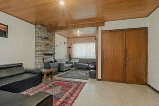 Op te frissen gezinswoning met 3 slaapkamers, garage en uitweg te Izegem. Op het gelijkvloers beschikt de woning over een inkomhal, lichtrijke leefruimte, keuken, badkamer en een grote multifunctionele opbergruimte/wasplaats achter de badkamer. Daarnaast is er een garage en een gezellige stadstuin met uitweg. Op de verdieping bevinden zich drie volwaardige slaapkamers. Via een valluik met trap is de geïsoleerde zolder bereikbaar, ideaal als extra opbergruimte. Grootste troeven: Gunstig EPC label (C), conforme elektrische keuring, 8 zonnepanelen, garage en uitweg achteraan. Kortom een woning met een solide basis en veel mogelijkheden op een vlot bereikbare locatie in Izegem. Voor meer informatie of een bezoek, contacteer ons via 056 96 08 00 of info@property-vastgoed.be